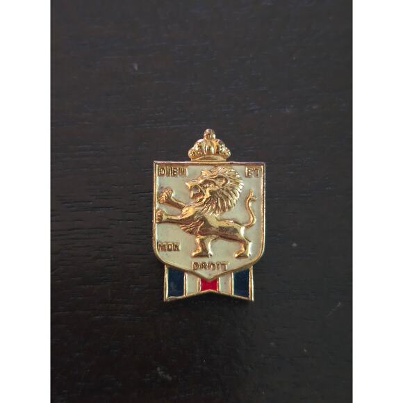 Vintage 1930s-50s British Royal Crest Brass Screw Pin Badge Dieu et Mon Droit - Picture 1 of 3